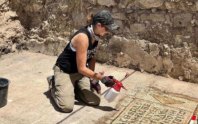 Jessica Rentz, responsable du site, nettoie une mosaïque à "l'église brûlée" dans le cadre du projet de fouilles Hippos-Sussita dans le parc national Susita, été 2019. (Autorisation) Jessica Rentz, responsable du site, nettoie une mosaïque à "l'église brûlée" dans le cadre du projet de fouilles Hippos-Sussita dans le parc national Susita, été 2019. (Autorisation)