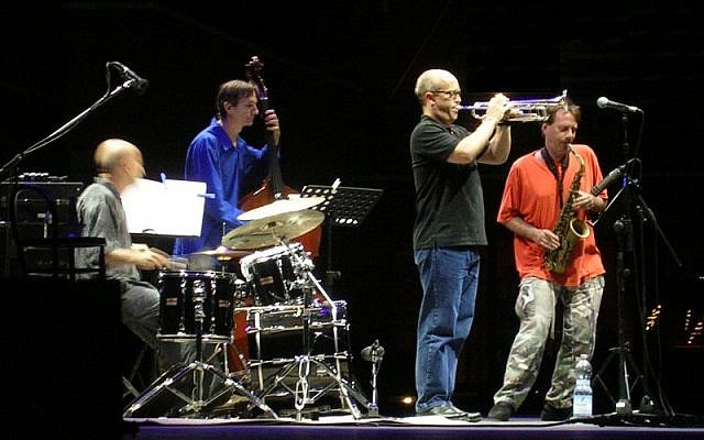 Concert de "Masada": Joey Baron,, Greg Cohen (b), Dave Douglas, et, John Zorn (au saxophone). (Crédit : CC BY 2.0)
