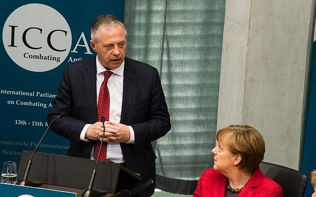 Le député travailliste John Mann avec la chancelière allemande Angela Merkel à l'International Coalition for Combating Antisemitism. (Autorisation) Le député travailliste John Mann avec la chancelière allemande Angela Merkel à l'International Coalition for Combating Antisemitism. (Autorisation)