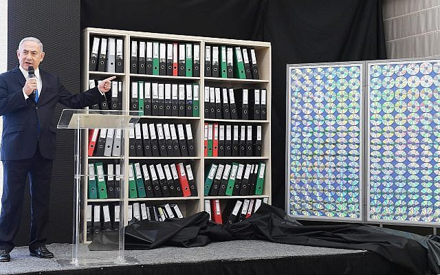 Le Premier ministre Benjamin Netanyahu présente des documents dont il dit qu'ils ont été obtenus par les services de renseignement israéliens à partir des archives sur les armes nucléaires de l'Iran, à Tel Aviv, le 30 avril 2018. (Amos Ben-Gershom (GPO))