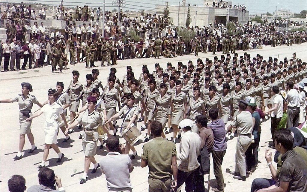 Des femmes soldats défilent lors d'un défilé militaire à Jérusalem le jour de l'Indépendance, le 2 mai 1968. (Yehudit Green-Kohl/Wikimedia/CC BY 2.5)