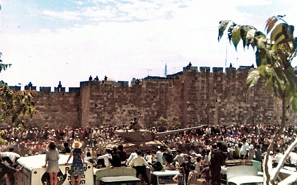 Des soldats et des chars israéliens participent à un défilé militaire à l'extérieur de la Vieille Ville de Jérusalem, le 2 mai 1968, jour de l'Indépendance. (Famille Eldar/Wikimedia/CC BY 2.5)