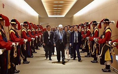 Le président Reuven Rivlin arrive en visite officielle en Corée du Sud, le 14 juillet 2019. (Crédit : Tomer Reichman (autorisation)/GPO)