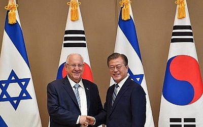 Le président Reuven Rivlin rencontre son homologue sud-coréen, Moon Jae-in; à Séoul, le 15 juillet 2019 (Crédit : Kobi Gideon/GPO)