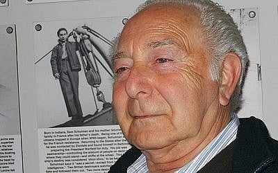 Sam Schulman devant une photo de lui lors d'une exposition de 'L'Exodus" au musée de la Shoah de Virginie en 2003 à Richmond, Virginie (Autorisation de la famille Schulman)