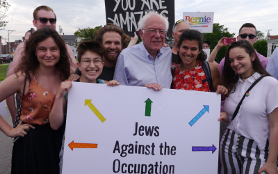 Le candidat démocrate Bernie Sanders à la présidence en 2020 pose avec des bénévoles du groupe IfNotNow dans le New Hampshire, le 29 juin 2019. (Autorisation : IfNotNow via JTA)