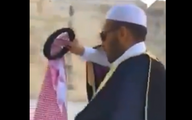 Une capture d'écran d'un clip vidéo du blogueur saoudien Mohammed Saud harcelé alors qu'il visitait le Mont du Temple dans la Vieille Ville, à Jérusalem, le 22 juillet 2019. (Capture d'écran : Twitter)