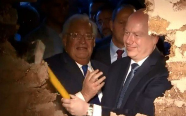 L'ambassadeur américain en Israël David Friedman et l'envoyé spécial de la Maison Blanche Jason Greenblatt inaugurent un site archéologique à Jérusalem-Est, le 30 juin 2019. (Crédit : capture d'écran Facebook) L'ambassadeur américain en Israël David Friedman et l'envoyé spécial de la Maison Blanche Jason Greenblatt inaugurent un site archéologique à Jérusalem-Est, le 30 juin 2019. (Crédit : capture d'écran Facebook)
