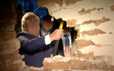David Friedman casse un mur spécialement fabriqué devant la Route des Pèlerins lors d'une cérémonie dans le quartier de Silwan, à Jérusalem-Est, le 30 juin 2019 (Capture d'écran : Facebook)