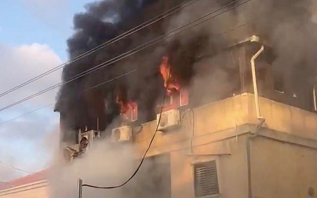 Un incendie ravage le domicile de Carmel Maud, à Rosh Haayin, le 6 juillet 2019. (Crédit : Twitter) Un incendie ravage le domicile de Carmel Maud, à Rosh Haayin, le 6 juillet 2019. (Crédit : Twitter)