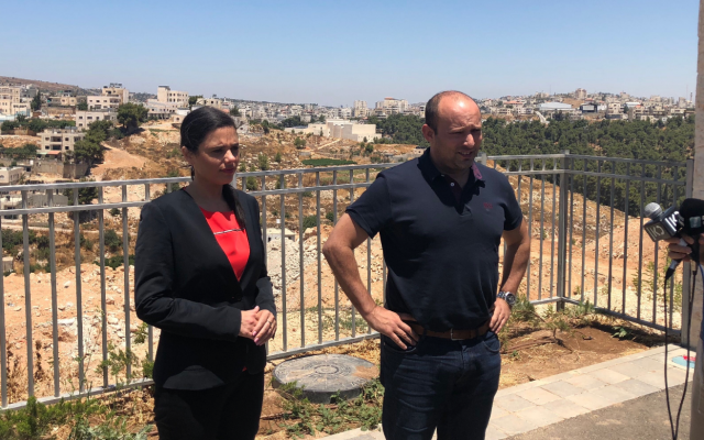 Ayelet Shaked (G), la présidente du parti HaYamin HaHadash, et le n° 2 du parti Naftali Bennett, s'entretiennent avec des journalistes dans l'implantation d'Efrat, en Cisjordanie, le 22 juillet 2019. (Jacob Magid/Times of Israel) Ayelet Shaked (G), la présidente du parti HaYamin HaHadash, et le n° 2 du parti Naftali Bennett, s'entretiennent avec des journalistes dans l'implantation d'Efrat, en Cisjordanie, le 22 juillet 2019. (Jacob Magid/Times of Israel)