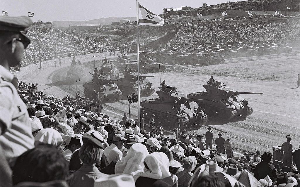 Des chars Sherman prennent part à un défilé militaire à Jérusalem le 24 avril 1958, jour de l'Indépendance. (Avraham Amir/Wikimedia)