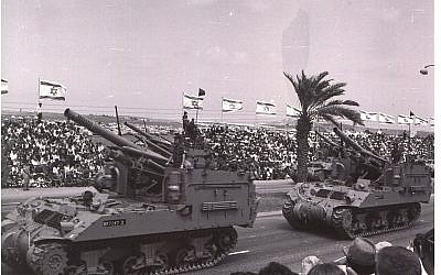 Les canons autotractés M-50 prennent part à un défilé militaire à Tel Aviv le jour de l'Indépendance, le 6 mai 1965. (Avraham Amir/Wikimedia)