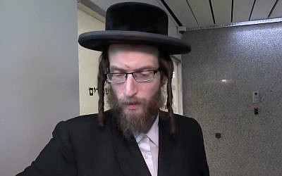 Mordechai Kreuzer, résident de Beit Shemesh, qui aurait été battu par la police le 5 juillet 2019. (Crédit : capture d'écran Kan)