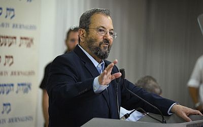 L'ancien Premier ministre Ehud Barak s'exprime lors d'une conférence de presse annonçant la création d'un nouveau parti politique à Tel Aviv, le 26 juin 2019. (Flash90)