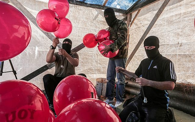 Des Palestiniens préparent des ballons incendiaires près de la ville de Jabalia dans la bande de Gaza, le 25 juin 2019. (Hassan Jedi/Flash90) Des Palestiniens préparent des ballons incendiaires près de la ville de Jabalia dans la bande de Gaza, le 25 juin 2019. (Hassan Jedi/Flash90)