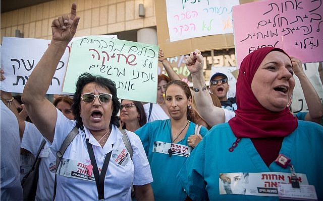 Des infirmières protestent contre leurs conditions de travail aux abords du ministère de la Santé à Jérusalem, le 22 juillet 2019 (Crédit : Yonatan Sindel/Flash90) Des infirmières protestent contre leurs conditions de travail aux abords du ministère de la Santé à Jérusalem, le 22 juillet 2019 (Crédit : Yonatan Sindel/Flash90)