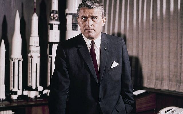 Le Dr. Wernher Von Braun, directeur du centre de vol spatial de la NASA, mai 1964. (Wikipedia, Domaine public)