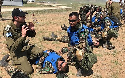 Le médecin militaire Kobi Weissmeh forme les Casques bleus pendant l'exercice Khaan Quest en Mongolie, au mois de juin 2019 (Crédit : Armée israélienne)