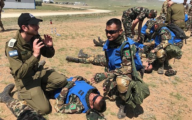 Le médecin militaire Kobi Weissmeh forme les Casques bleus pendant l'exercice Khaan Quest en Mongolie, au mois de juin 2019 (Crédit : Armée israélienne) Le médecin militaire Kobi Weissmeh forme les Casques bleus pendant l'exercice Khaan Quest en Mongolie, au mois de juin 2019 (Crédit : Armée israélienne)