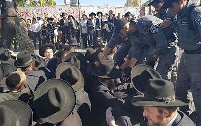 Une manifestation ultra-orthodoxe à Jérusalem contre le projet du service militaire, le 2 juillet 2019. (Police israélienne) Une manifestation ultra-orthodoxe à Jérusalem contre le projet du service militaire, le 2 juillet 2019. (Police israélienne)