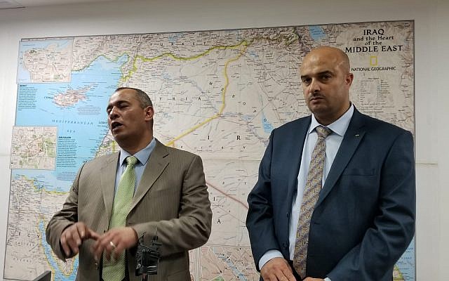 Les hommes d'affaires de lrégion de Hébron, Ashraf Jabari (D) et Ashraf Ghanem (G) lors d'une conférence de presse dans le centre de Jérusalem, le 2 juillet 2019. (Crédit : Adam Rasgon/Times of Israel)