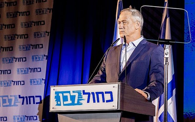 Le dirigeant de Kakhol lavan Benny Gantz s'adresse aux militants de son parti à Shefayim, le 14 juillet 2019. (Jane Peimer)
