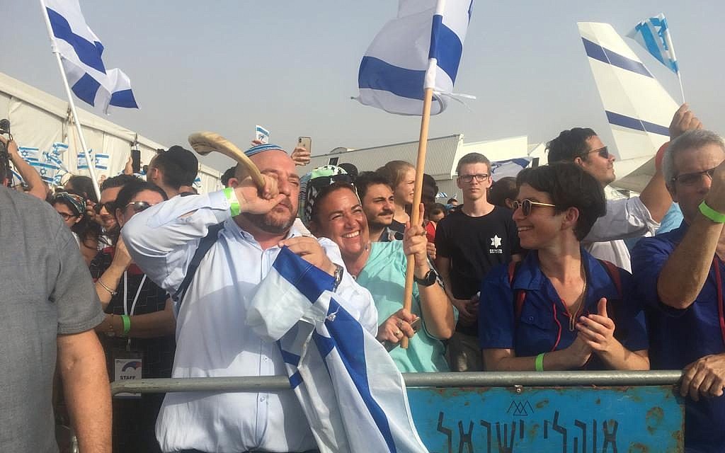 La foule accueillant les 100 olim de France à l'aéroport Ben Gurion, le 17 juillet 2019. (Crédit : Stéphanie Bitan/Times of Israël)