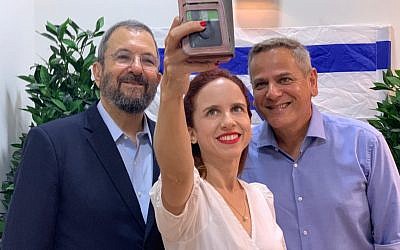 Ehud Barak (à gauche), président du Parti démocrate israélien, Stav Shaffir, députée travailliste (au centre), et Nitzan Horowitz, président du Meretz, le 25 juillet 2019. (Autorisation)