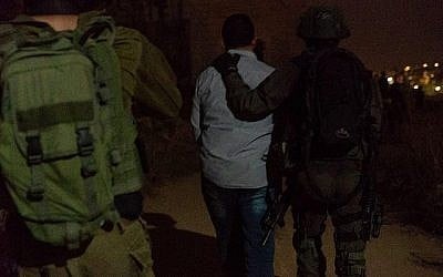 L'armée israélienne arrête un agent du Hamas soupçonné de chapeauter un réseau de transfert de fonds en espèces entre la bande de Gaza et Ramallah, le 16 juillet 2019. (Crédit : armée israélienne) L'armée israélienne arrête un agent du Hamas soupçonné de chapeauter un réseau de transfert de fonds en espèces entre la bande de Gaza et Ramallah, le 16 juillet 2019. (Crédit : armée israélienne)