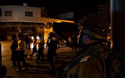 Des soldats israéliens sécurisent des pèlerins juifs au Tombeau de Joseph, près de Naplouse, en Cisjordanie, le 29 juillet 2019. (Armée israélienne)