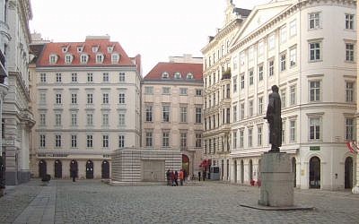 La Judenplatz de Vienne, avec sa statue de l'écrivain Gotthold Ephraim Lessing et le Mémorial de la Shoah. (Crédit photo : Hans Weingartz / Wikimedia / CC BY-SA 3.0)