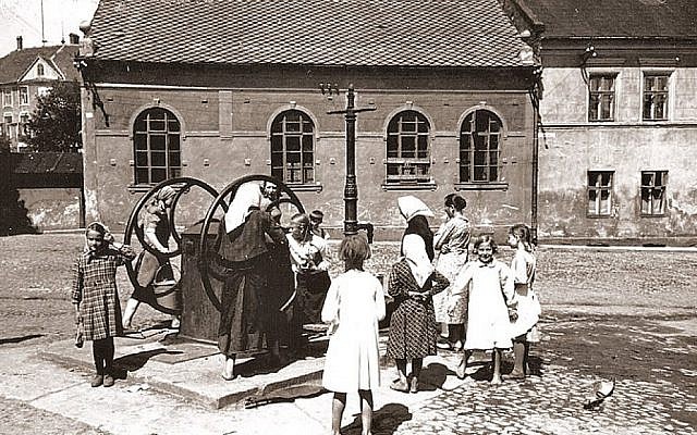 A Oswiecim, en Pologne, un puits à eau est utilisé devant ce que l'on a surnommé la "Synagogue Auschwitz" à proximité du centre de la ville, dans la période d'entre guerre. (Centre juif d'Auschwitz) A Oswiecim, en Pologne, un puits à eau est utilisé devant ce que l'on a surnommé la "Synagogue Auschwitz" à proximité du centre de la ville, dans la période d'entre guerre. (Centre juif d'Auschwitz)