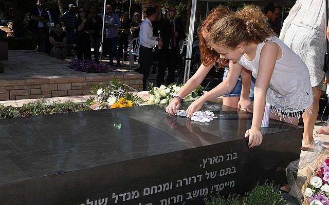 Des members de la famille de Rivlin devant la tombe de la défunte Nechama RIvlin au Mont Herzl de Jérusalem participent au dévoilement de sa pierre tombale 30 jours après son décès, le 4 juillet 2019. (Mark Neiman/GPO)