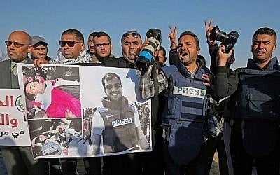 Des journalistes palestiniens participent à une manifestation après la mort d'un de leur confrère journaliste Yaser Murtaja, à proximité de la frontière entre Israël et Gaza, à Rafah dans le sud de la bande de Gaza, le 8 avril 2018. (AFP PHOTO / SAID KHATIB)