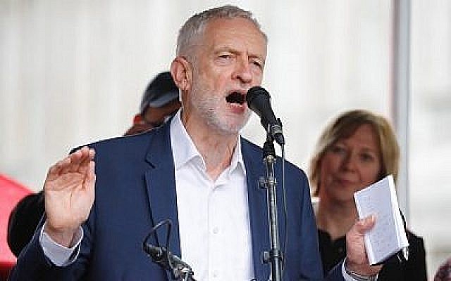 Le chef du parti d'opposition Jeremy Corbyn s'exprime lors d'une manifestation contre la visite d'état du président Donald Trump au Royaume-Unie dans le centre de Londres, le 4 juin 2019. (Tolga Akmen/AFP) Le chef du parti d'opposition Jeremy Corbyn s'exprime lors d'une manifestation contre la visite d'état du président Donald Trump au Royaume-Unie dans le centre de Londres, le 4 juin 2019. (Tolga Akmen/AFP)