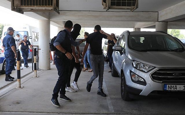Douze touristes israéliens, suspectés d'avoir violé une jeune femme britannique de 19 ans à Ayia Napa, arrivent au tribunal à l'est de la station balnéaire chypriote de Paralimni le 18 juillet 2019, pour une audience tenue à huis clos. (AFP) Douze touristes israéliens, suspectés d'avoir violé une jeune femme britannique de 19 ans à Ayia Napa, arrivent au tribunal à l'est de la station balnéaire chypriote de Paralimni le 18 juillet 2019, pour une audience tenue à huis clos. (AFP)