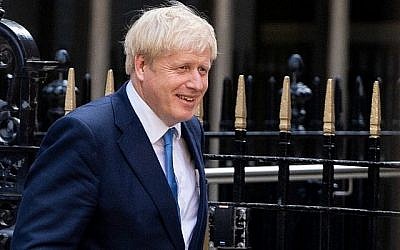 Le nouveau chef du parti Conservateur et nouveau Premier ministre britannique Boris Johnson quitte le siège du parti conservateur au centre de Londres le 23 juillet 2019. (Niklas HALLE'N / AFP)