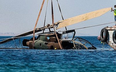 Cette photo prise le 24 juillet 2019 montre un hélicoptère AH-1 Cobra mis hors service par l'armée jordanienne qui est submergé dans les eaux de la mer rouge au large de la ville portuaire jordanienne d'Aqaba, dans le cadre de la préparation  d'une nouveau musée militaire sous-marin. (Khalil MAZRAAWI / AFP)