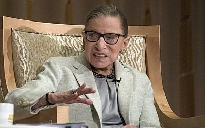 La juge associée de la Cour suprême des Etats-Unis Ruth Bader Ginsburg intervient à la Congrégation Adas Israël à Washington, DC, le 1 février 2018. (Ron Sachs/ CNP, via JTA)