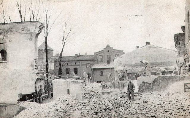 A Oswiecim, en Pologne, lors de l'occupation nazie, des travailleurs d'Auschwitz démantèlent la Grande Synagogue qui a été brûlée en novembre 1939. (Centre juif d'Auschwitz) A Oswiecim, en Pologne, lors de l'occupation nazie, des travailleurs d'Auschwitz démantèlent la Grande Synagogue qui a été brûlée en novembre 1939. (Centre juif d'Auschwitz)