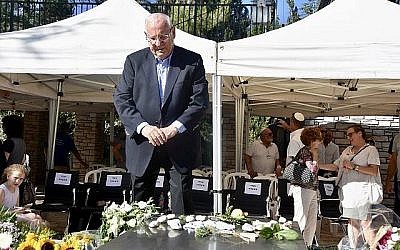 Le président Reuven Rivlin devant la tombe de sa femme défunte Nechama au Mont Herzl de Jérusalem pour le dévoilement de sa pierre tombale 30 jours après son décès, le 4 juillet 2019. (Crédit: Tomer Reichman)