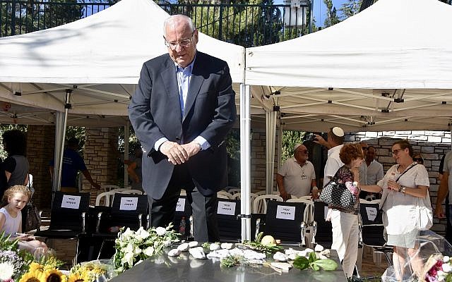 Le président Reuven Rivlin devant la tombe de sa femme défunte Nechama au Mont Herzl de Jérusalem pour le dévoilement de sa pierre tombale 30 jours après son décès, le 4 juillet 2019. (Crédit: Tomer Reichman)