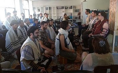 Des étudiants méditent dans le cadre de la prière du matin à la Yeshiva Romemu à New York, le 16 juillet 2019. La yeshiva associe une étude intensive des textes juifs avec de la méditation et du mysticisme (Ben Sales)
