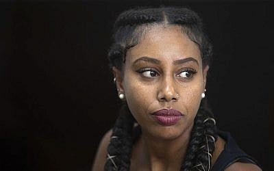 Sur cette photo du dimanche 7 juillet 2019, la musicienne éthiopienne-israélienne Yael Mentesnot a donné un entretien à l'Associated Press dans sa maison de Tel Aviv. (AP Photo/Sebastian Scheiner)