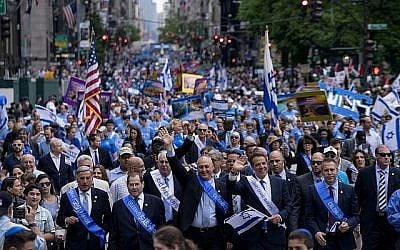 Andrew Cuomo, gouverneur et Grand Marshall honoraire de New York, (au centre à droite), parmi d'autres personnalité qui défilent sur la 5e Avenue lors de la 53e Parade annuelle d'Israël, le 4 juin 2017, New York. (AP Photo/Craig Ruttle)