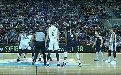 Capture d'écran d'une vidéo de l'équipe israélienne des moins de 20 ans FIBA au Championnats d'Europe à Tel Aviv, le 20 juillet 2019. (YouTube)