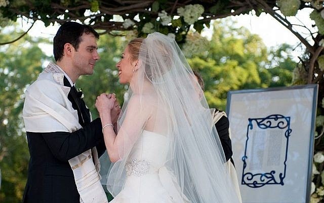 Marc Mezvinsky et Chelsea Clinton ont combiné les traditions juives et méthodistes lors de leur cérémonie de mariage le 32 juillet 2010. (Genevieve de Manio, via JTA) Marc Mezvinsky et Chelsea Clinton ont combiné les traditions juives et méthodistes lors de leur cérémonie de mariage le 32 juillet 2010. (Genevieve de Manio, via JTA)