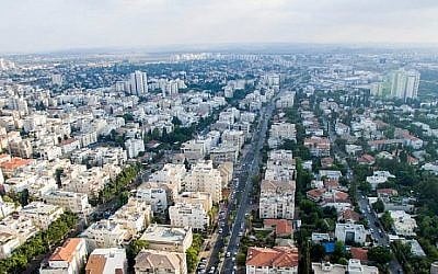 Une vue aérienne de la ville de Rehovot le 30 juin 2017 (Gidi Avinary/Flash90)