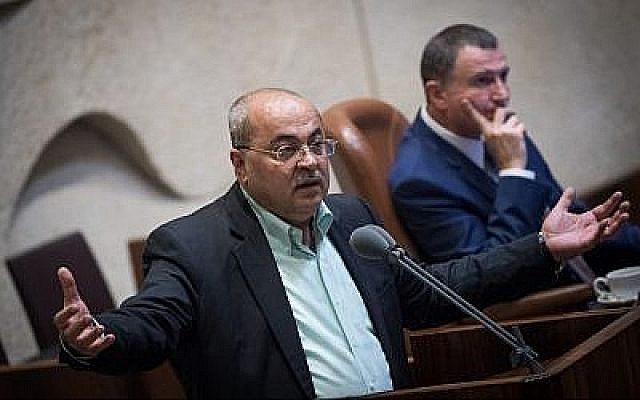 Le député Ahmad Tibi s'exprime lors d'une session plénière de la Knesset sur le projet de loi de l'Etat nation, le 8 août 2018.  (Yonatan Sindel/Flash90)